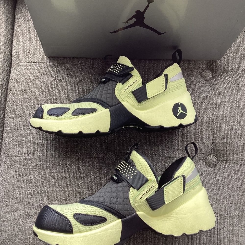 Jordan Trunner LX Sneaker (Women) 7.5M - Picture 10 of 13